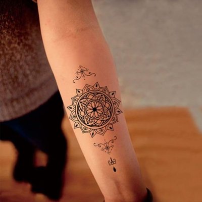  Tatouage mandala sur l'avant bras